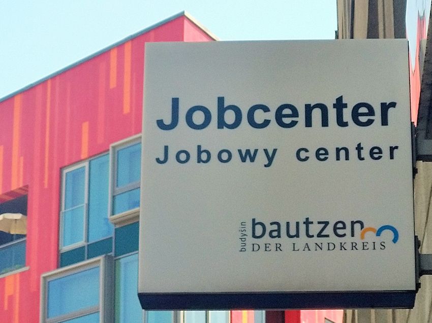 Schild des Jobcenters in Bautzen inklusive der sorbischen Bezeichnung
