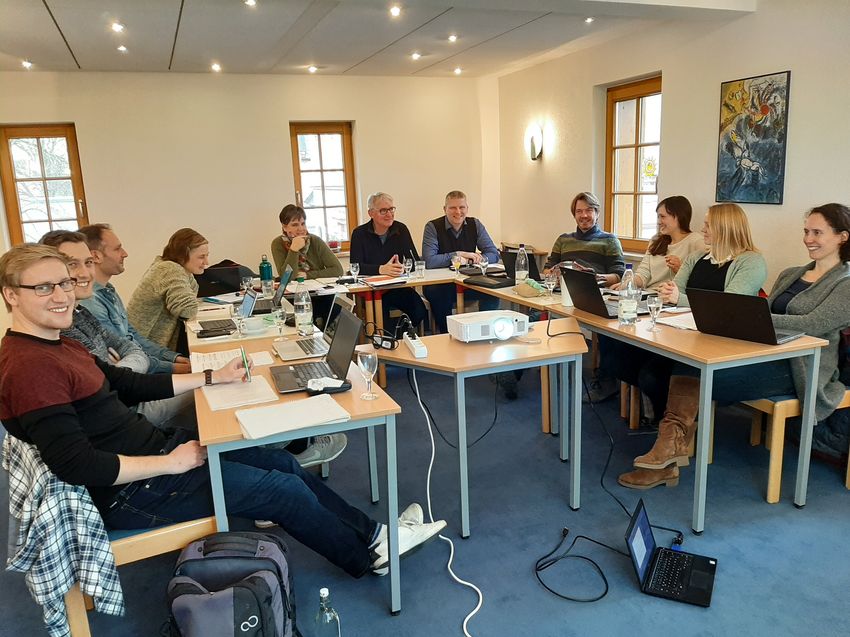 Konferenzraum mit sitzenden Personen bei einem Teamtreffen