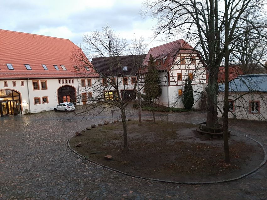 Außenansicht der Heimvolkshochschule Kohren-Salis mit begrüntem Vorplatz im Winter